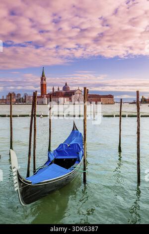 Gondole solitaire attachée sur le Grand canal et l'église San Giorgio Maggiore sur fond à Venise, Italie (composition verticale) Banque D'Images