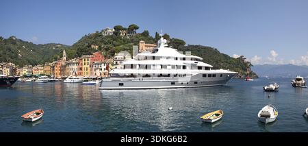 Vue panoramique sur la belle ville et yacht blanc de luxe se préparant à quitter le petit port de Portofino en Ligurie, au nord de l'Italie Banque D'Images