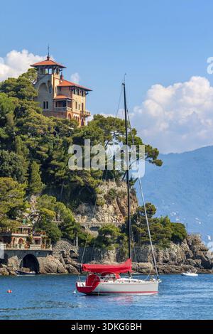 Yacht sur la mer et belle villa ancienne sur la falaise à Portofino, Italie (composition verticale) Banque D'Images