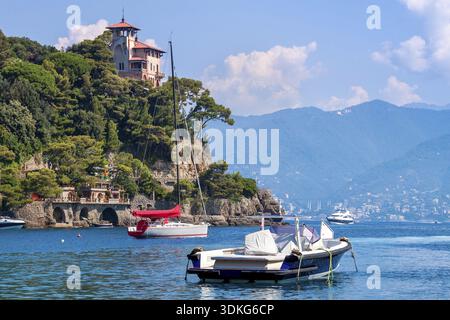 Yacht et bateau sur la mer et belle villa ancienne sur la falaise à Portofino, Italie Banque D'Images