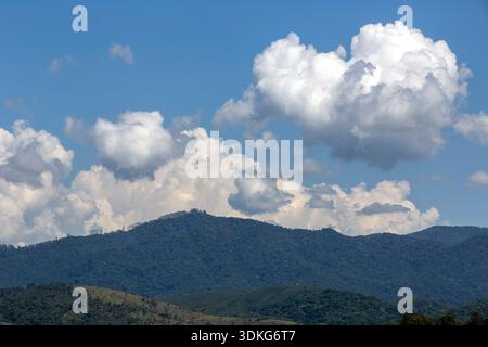 Paysage naturel : nuages en formation spectaculaire sur la chaîne de collines, avec un ciel bleu. Serra da Mantiqueira, État de Sao Paulo, Brésil Banque D'Images