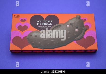 Marks and Spencer chocolat pour la Saint-Valentin - 'vous chatouillez mon cornichon'. Banque D'Images