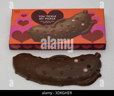Marks and Spencer chocolat pour la Saint-Valentin - 'vous chatouillez mon cornichon'. Banque D'Images