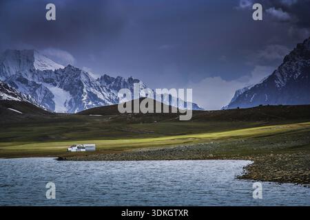Lac Shandur au sommet du col de Shandur dans le nord du Pakistan Banque D'Images