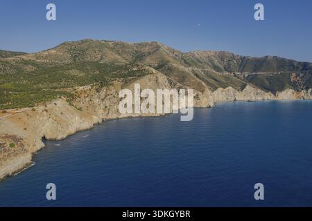 Drone vue de la côte rocheuse de Céphalonie, Assos, Céphalonie, Grèce Banque D'Images