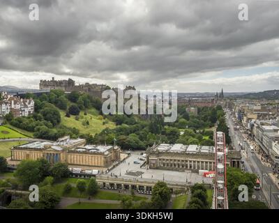 Edimbourg, Écosse - 31 août 2016 : vue panoramique du centre d'Edimbourg par temps nuageux Banque D'Images
