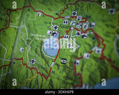 Gros plan d'une carte montrant la région du Lac de Furnas - Lagoa das Furnas dans l'île de São Miguel, dans les Açores au Portugal Banque D'Images