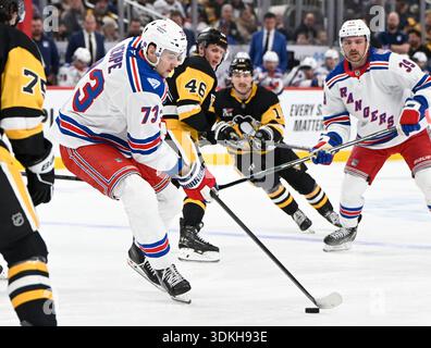 Pittsburgh, États-Unis. 31 janvier 2026. Le centre des Rangers de New York Matt Rempe (73) patine entre le défenseur des Penguins de Pittsburgh Connor Clifton (75) et le centre des Penguins de Pittsburgh Blake Lizotte (46) lors de la troisième période de la victoire des Penguins 6-5 contre les Rangers au PPG Paints Arena de Pittsburgh le samedi 31 janvier 2026. Photo par Archie Carpenter/UPI. Crédit : UPI/Alamy Live News Banque D'Images