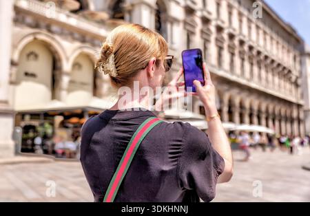 Touriste photographiant Galleria Vittorio Emanuele II arcade à Milan, Italie. Banque D'Images