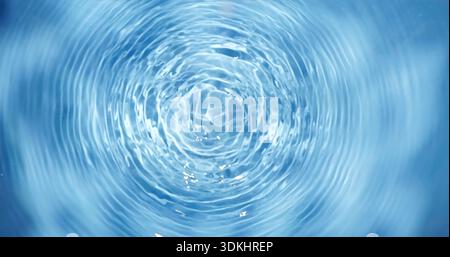 Des ondulations se forment à la surface de l'eau après que la pierre est jetée dans le lac en plein soleil créant de beaux motifs Banque D'Images