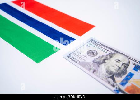 Gambie drapeau avec le concept financier du dollar américain Banque D'Images