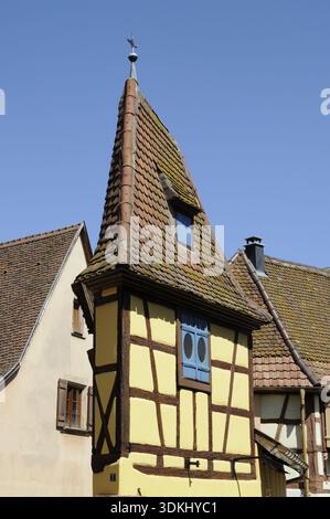 Eguisheim, Alsace, Egisheim, Egsa, village, Vosges, pittoresque, France, petite, étroite, maison à colombages, maisons à colombages, vieille ville, route des Banque D'Images
