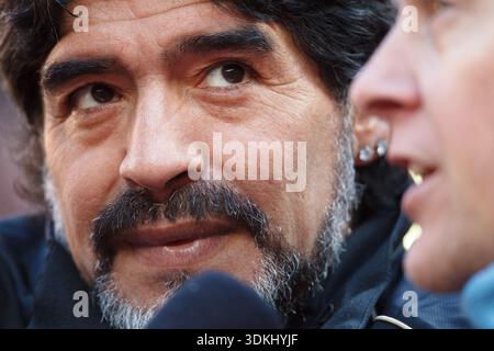 L'entraîneur-chef de l'Argentine Diego Maradona écoute un commentateur avant le coup d'envoi d'un match du Groupe B de la Coupe du monde de la FIFA contre la Corée du Sud. Banque D'Images
