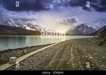 Sur le lac haut de Shandur Pass dans le nord du Pakistan Banque D'Images