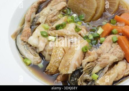 Saumon dans la source de soja avec légumes, soupe de maw de poisson Banque D'Images