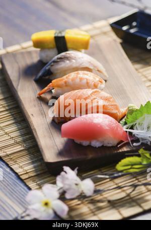 Mélangez les sushis sur la vaisselle en bois, le thon, le saumon, le bar de la mer, l'oeuf doux, les sushis de crevettes et la nourriture japonaise Banque D'Images