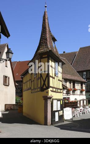 Eguisheim, Alsace, Egisheim, Egsa, village, Vosges, pittoresque, France, petite, étroite, maison à colombages, maisons à colombages, vieille ville, route des Banque D'Images