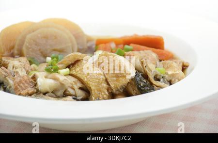 Saumon dans la source de soja avec légumes, soupe de maw de poisson Banque D'Images