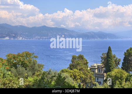 Belle vue sur ancienne villa parmi les arbres et l'eau bleue de la mer Méditerranée à Portofino, Italie Banque D'Images