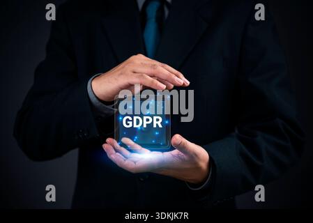 Homme d'affaires tenant l'icône GDPR éclatante, concept de protection des données, réglementation de la confidentialité et gestion sécurisée des informations sous protection générale des données Banque D'Images