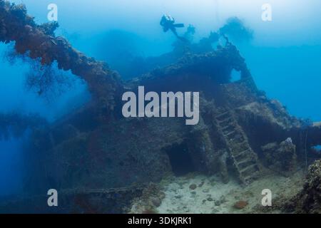 Un escalier corrodé monte vers la maison des pilotes sur le Kensho Maru, une épave japonaise de la seconde Guerre mondiale qui repose à Truk, maintenant Chuuk Lagoon dans le Federa Banque D'Images