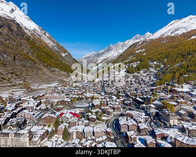 Vue aérienne du paysage urbain de Zermatt. Zermatt, Valais, Suisse. Banque D'Images
