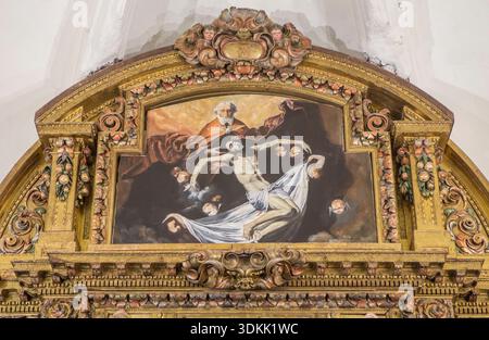 Jarandilla de la Vera, Espagne - 12 décembre 2025 : vue de l'altarpeice principal de l'église forteresse notre-Dame de la Tour, Caceres, Espagne Banque D'Images