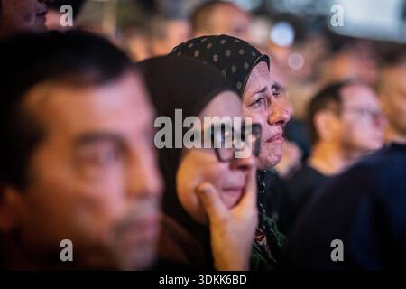 Une femme arabe israélienne réagit lors d'un rassemblement de protestation à tel Aviv samedi 31 2026 janvier. Des dizaines de milliers de manifestants arabes et juifs se sont rendus samedi soir à tel Aviv pour un rassemblement massif, accusant le gouvernement de négliger ses citoyens arabes et de permettre à la violence de sévir dans la communauté. La manifestation sans précédent sur la place Habima a brièvement uni IsraelÕs le mouvement de protestation antigouvernemental majoritairement juif aux citoyens arabes de countryÕs, qui se sont fait entendre de plus en plus face à la criminalité omniprésente. Photo par Eyal Warshavsky. Banque D'Images