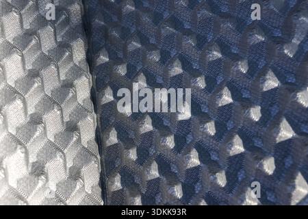 Gros plan de tapis de couchage bleu et gris doux pour le camping. texture en mousse offre une isolation confortable avec un motif géométrique, idéal léger en extérieur Banque D'Images