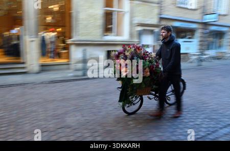 Photo à mise au point sélective flou arrière-plan, suggérant un mouvement et capturant un moment fugace d'une livraison ou d'un transport de fleurs. Banque D'Images