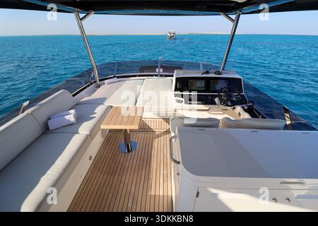 Un bateau avec un auvent noir et une table au milieu du bateau. La table est recouverte d'un tissu blanc Banque D'Images
