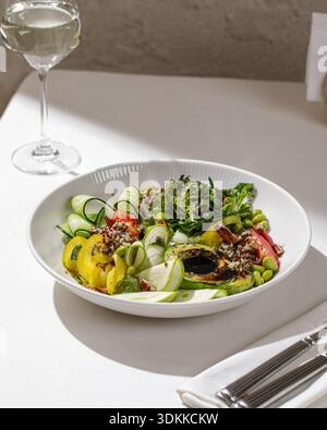 Salade verte avec quinoa d'avocat et légumes Banque D'Images
