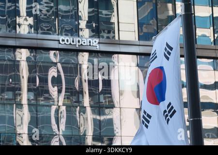 Séoul, Corée du Sud : drapeau national sud-coréen affiché près du siège de Coupang dans le quartier des affaires de Gangnam Banque D'Images
