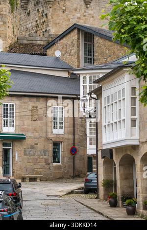 Rue pavée étroite avec maisons traditionnelles en pierre à Castro Caldelas Banque D'Images
