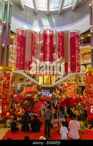Kuala Lumpur, Malaisie - 01-25-2026 : les acheteurs marchent à travers les grandes décorations du nouvel an chinois au Pavilion Kuala Lumpur Banque D'Images