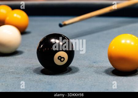 Jeu de billard anglais avec la boule huit noire et la queue derrière visant la queue boule Banque D'Images