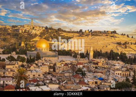 Dôme brillant du Rocher dans la vieille ville de Jérusalem, Israël Dôme du Rocher situé sur le Mont du Temple, dans la vieille ville de Jérusalem au coucher du soleil Jer Banque D'Images