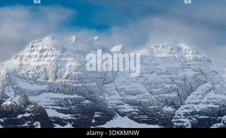 An Teallach Wester Ross Scotland la crête dentelée recouverte de neige avec Corrag Bhuidhe Lord Berkeleys Seat et Sgurr Fiona Banque D'Images