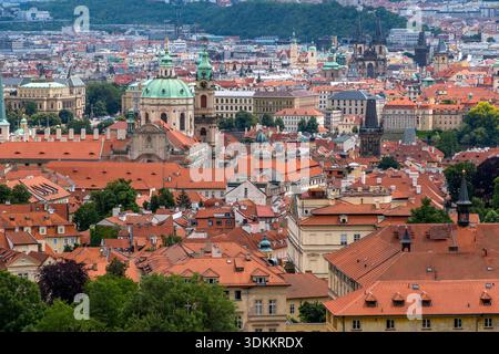 Vue sur la ville depuis les jardins du château de Prague, République tchèque Banque D'Images