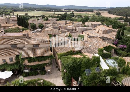 Maisons traditionnelles en pierre avec toits en terre cuite et végétation luxuriante dans une ville historique espagnole Banque D'Images