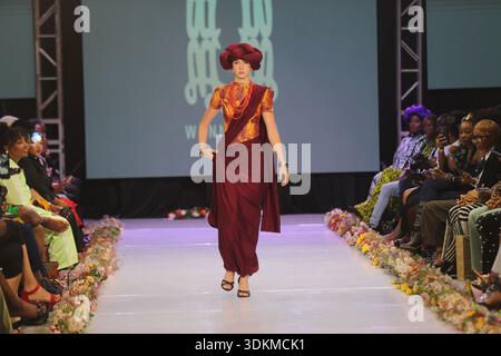Nairobi, Kenya. 31 janvier 2026. Un modèle marche sur la piste pendant la semaine de la mode de Nairobi au Sarit Centre à Nairobi, Kenya, 31 janvier 2026. Crédit : Henry Naminde/Xinhua/Alamy Live News Banque D'Images