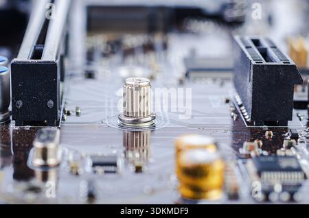 Gros plan macro d'une carte mère d'ordinateur avec circuits et composants électroniques complexes Banque D'Images