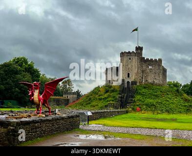 Château de Cardiff et dragon rouge gallois, Cardiff, pays de Galles. Banque D'Images