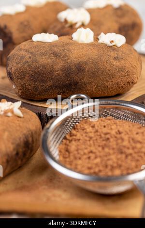les pommes de terre de pâtisserie brunes sucrées sont couchées sur un plateau de service , gâteau classique sucré à base de beurre et une grande quantité de cacao mélangé avec un gâteau éponge et de la cogna Banque D'Images