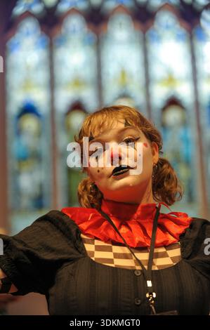 Londres, Royaume-Uni. 1er février 2026. Des clowns en costume vif remplissent l'église de la Trinité All Saints pour le 80e service annuel de clown Grimaldi. Tenue tous les premiers dimanches de février depuis 1946, la tradition honore Joseph Grimaldi (1778-1837), acteur, comédien et danseur anglais crédité comme le père du clown moderne. Le service attire des centaines de clowns qui assistent en costume complet pour célébrer son héritage, remercier pour le cadeau du rire et se souvenir de tous les clowns qui sont décédés au cours de la dernière année. Crédit : Michael Preston/Alamy Live News Banque D'Images