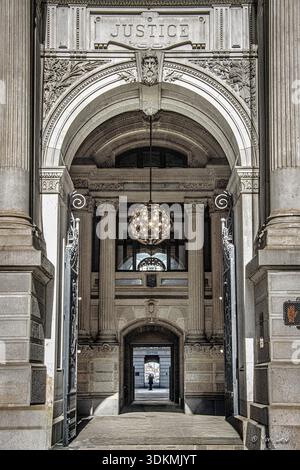 Une arche ornée à l'hôtel de ville de Philadelphie, Pennsylvanie mène à une grande salle ornée de détails architecturaux complexes. Banque D'Images