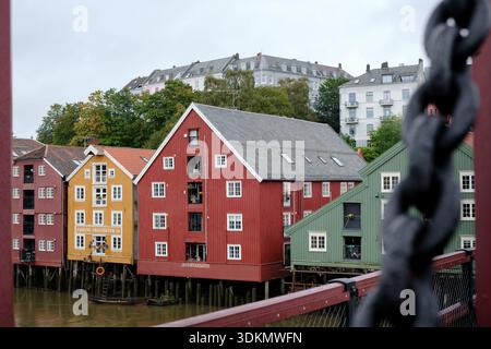Trondheim, Trøndelag, Norvège 10.09.2024 : vue sur les vieilles maisons en bois colorées de la ville Trondheim Norvège au bord de la rivière Nidelva. Banque D'Images