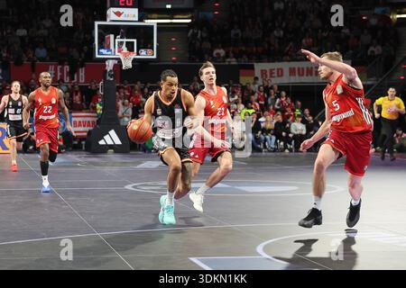 Nelson Weidemann (Ratiopharm Ulm, #00) avec le ballon avec Justuz Hollatz (FC Bayern Basketball, #21) et Niels Giffey (FC Bayern Basketball, #05), avec Isiaha Mike (FC Bayern Basketball, #22), GER, FC Bayern Basketball vs. ratiopharm Ulm, Basketball, easycred Banque D'Images