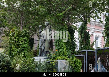 Moscou, Russie, 17 juillet 2025 Monument aux fondateurs du Théâtre d'Art de Moscou, Stanislavski et Nemirovitch-Danchenko. Banque D'Images