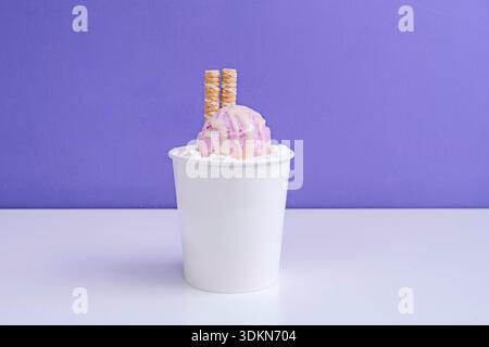 Disposition linéaire de bols identiques avec différentes combinaisons de saveurs, permettant une évaluation de la proportion de chaque cuillère, la hauteur de th Banque D'Images